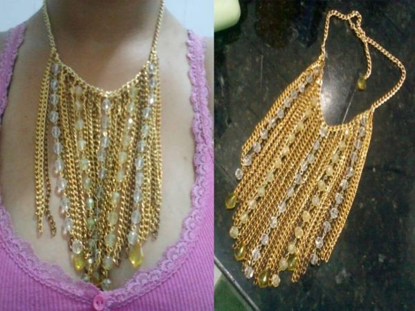 Colar em franjas dourado com acabamento em pedras