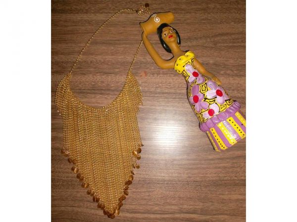 Colar em franjas dourado com acabamento em pedras escamadas.