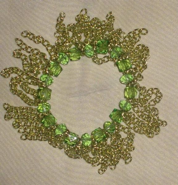 Pulseira em pedras e correntes