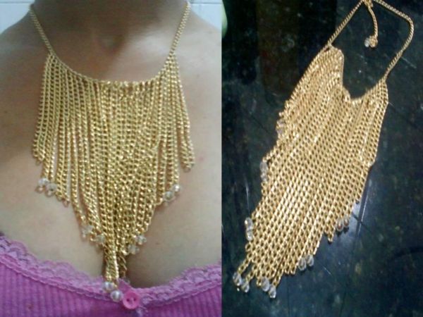 Colar em franjas dourado com acabamento em pedras