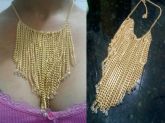 Colar em franjas dourado com acabamento em pedras